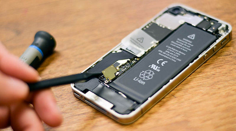 6-Hãy tháo rời hoàn toàn pin ra khỏi điện thoại lâu ngày không sử dụng