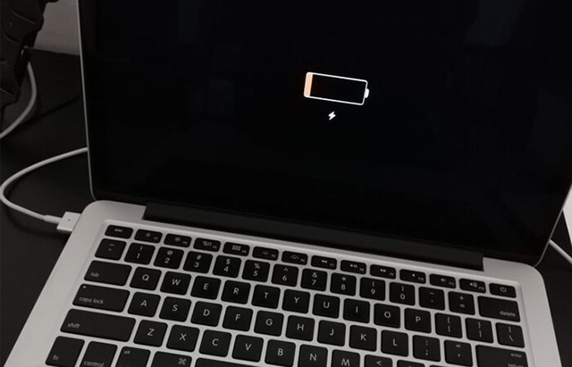 sạc pin macbook không vào